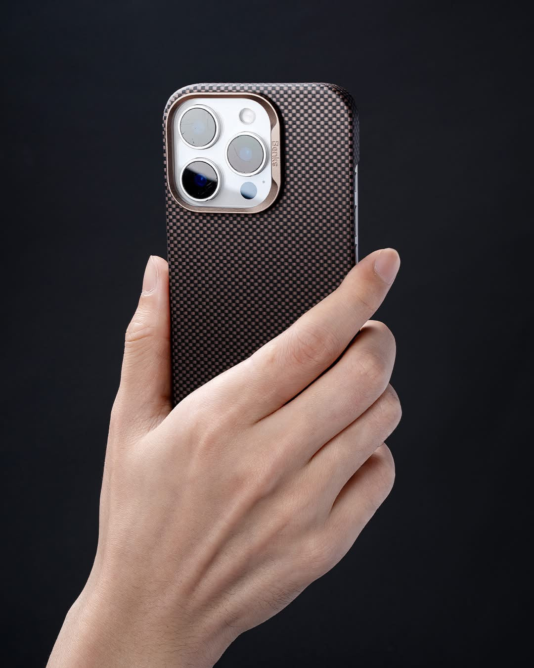 Coque BENKS ArmorAir Kevlar MagSafe – Marron Carbone pour iPhone 16 Pro / 16 Pro Max